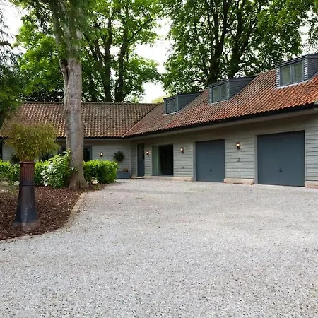 Dom wakacyjny The Stables With Jacuzzi & Tennis Court York