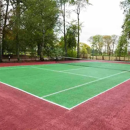 Dom wakacyjny The Stables With Jacuzzi & Tennis Court *