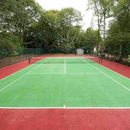 Dom wakacyjny The Stables With Jacuzzi & Tennis Court York