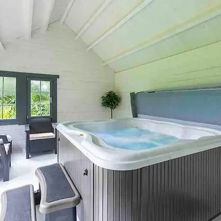 The Stables With Jacuzzi & Tennis Court York