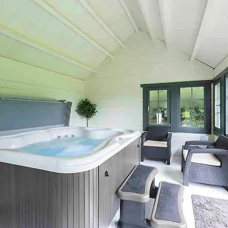 Dom wakacyjny The Stables With Jacuzzi & Tennis Court *