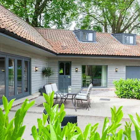 The Stables With Jacuzzi & Tennis Court *